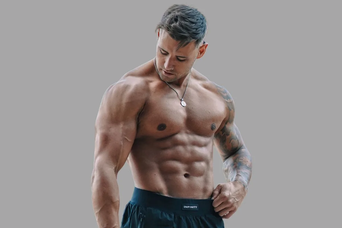 Hombre musculoso que representa la ética y profesionalidad de la terapia con células madre en Bogotá