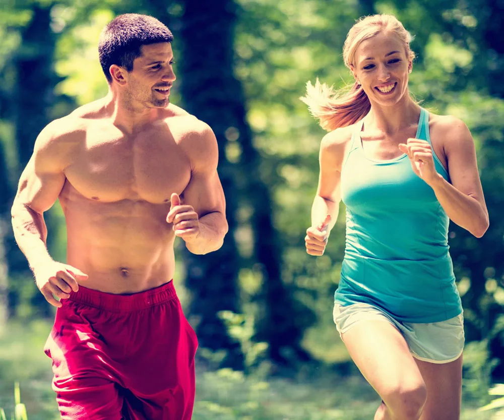 Hombre y mujer ejercitándose después de una terapia con células madre en Bogotá