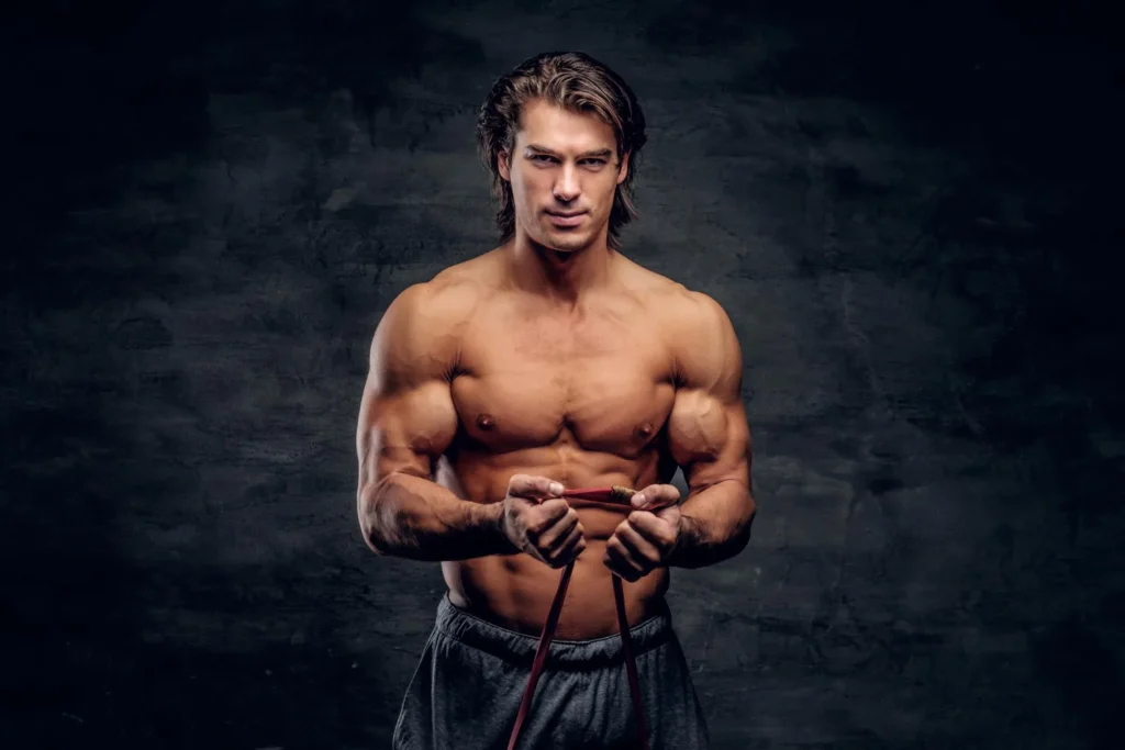 Hombre musculoso investiga los costos de la terapia con células madre en Bogotá