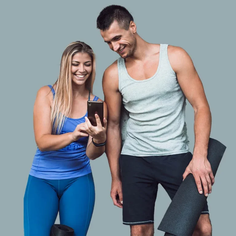 Hombre y mujer riéndose por teléfono mientras disfrutan de un servicio VIP de terapia con células madre