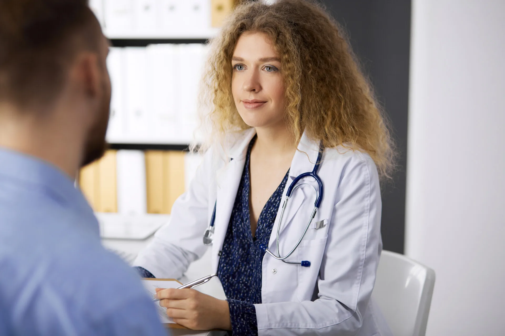 Médico y paciente discutiendo terapia con células madre en Bogotá